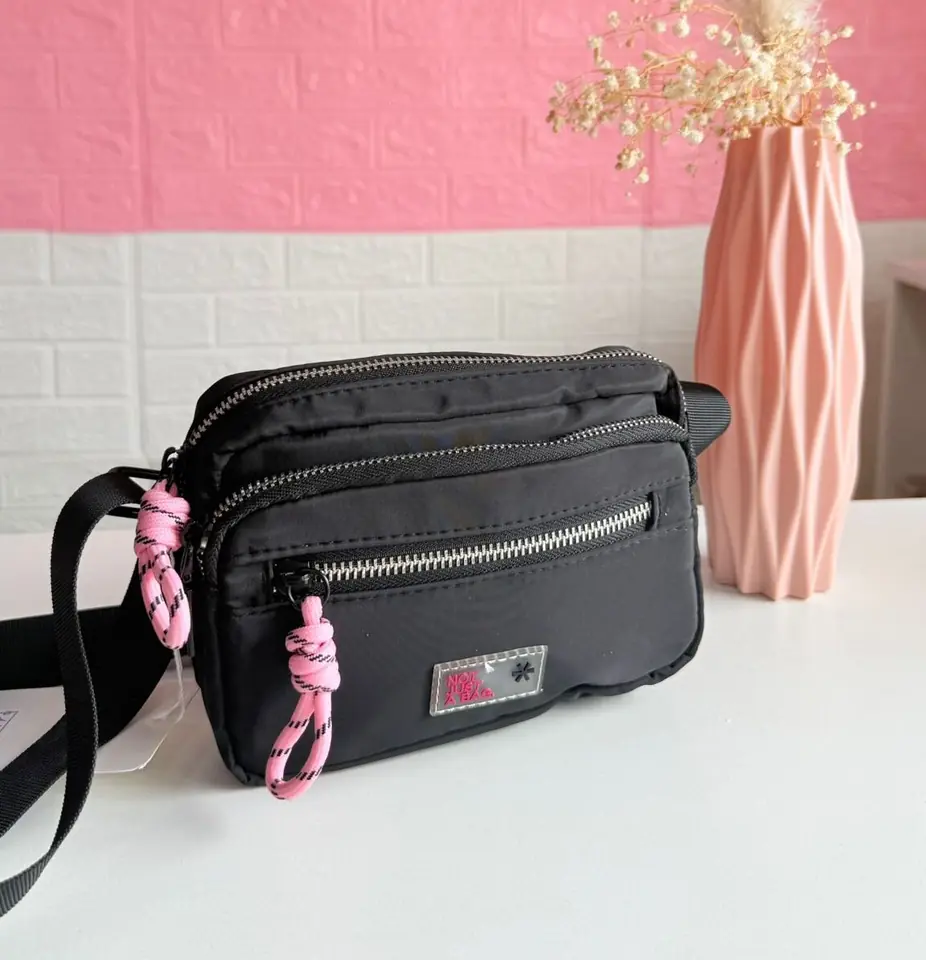Bandolera negra con cierre en rosa