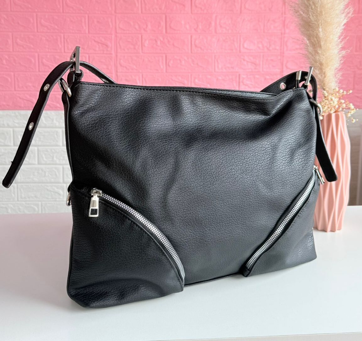 Cartera ecocuero con detalles de cierres