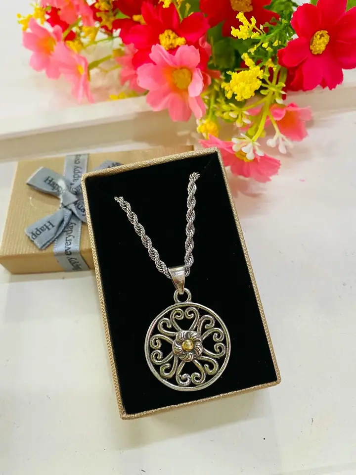 Cadena turbillón con dije flor