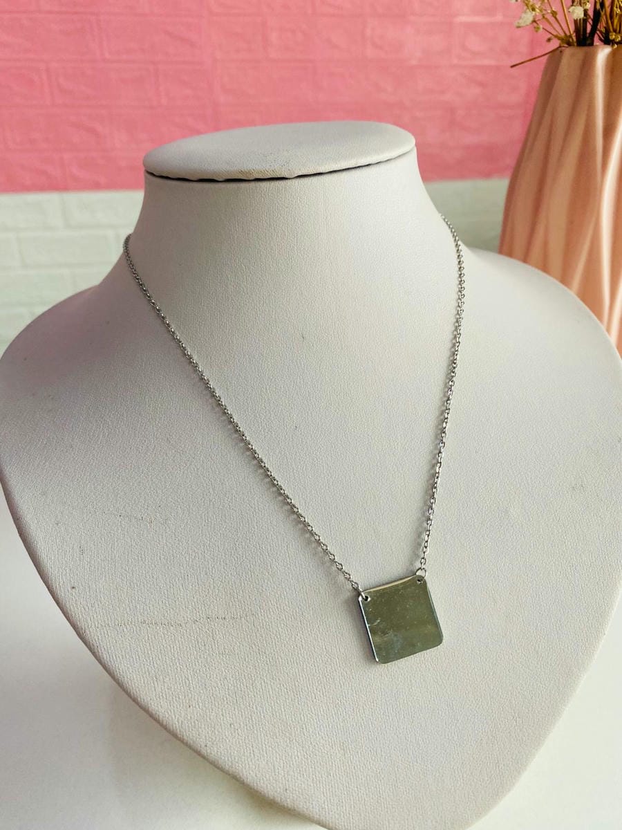 Cadenita con dije cuadrado
