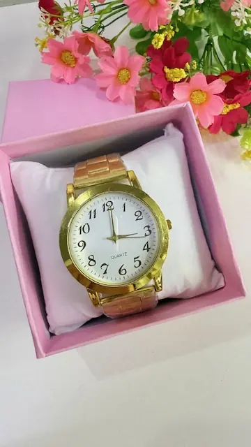 Reloj dorado con fondo blanco