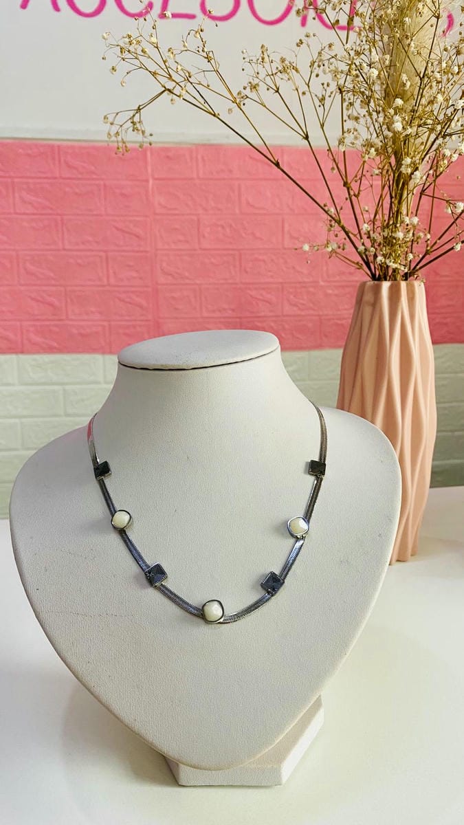 Colgante tipo chocker con detalles en blanco y plateado
