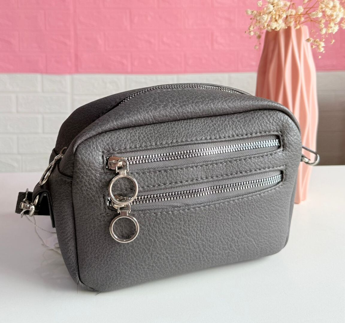Bandolera gris en cuerina