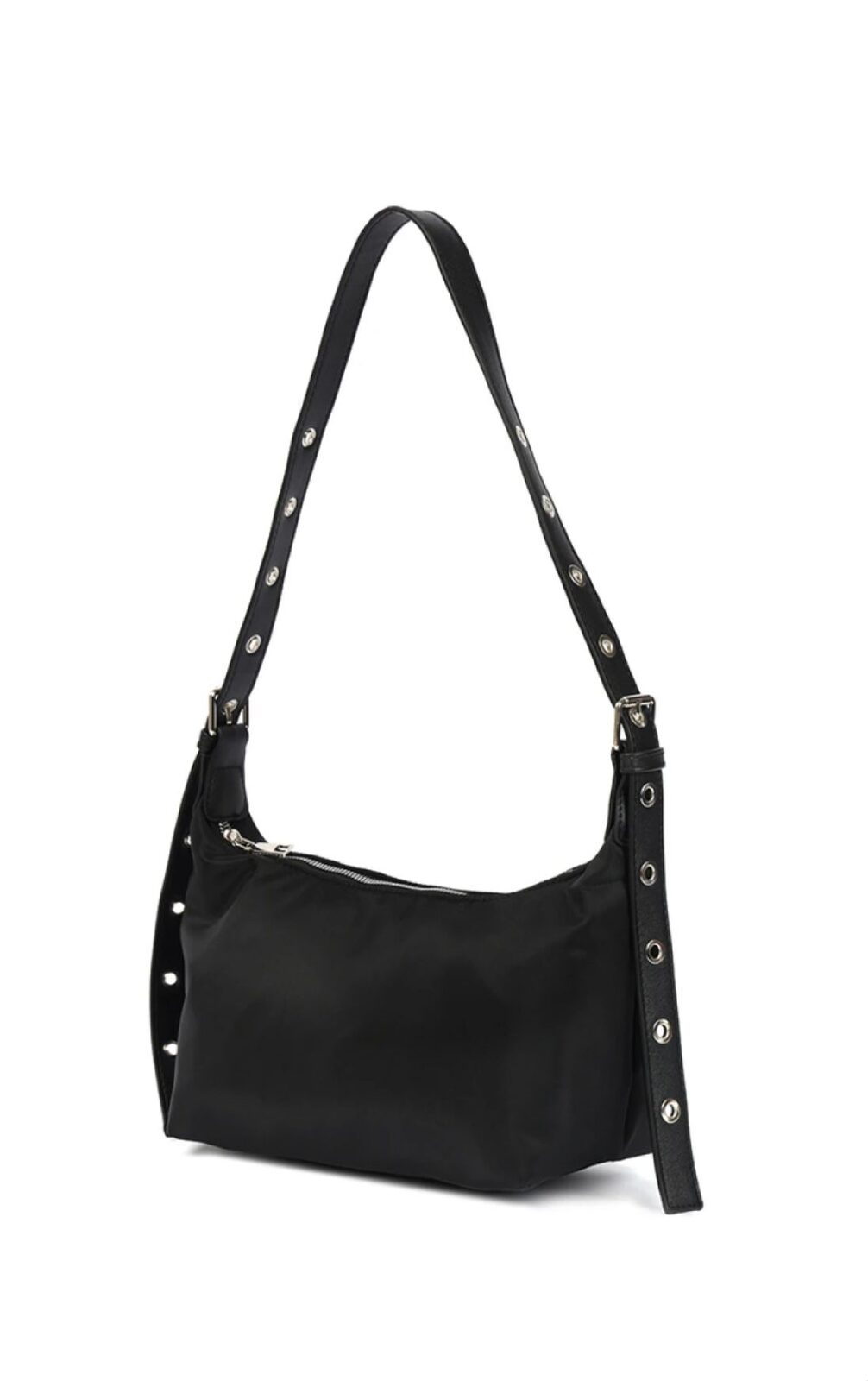 Cartera en color negro con tachas.