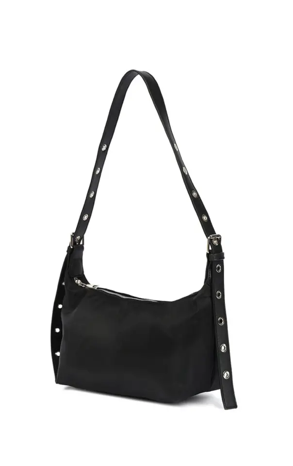 Cartera en color negro con tachas.