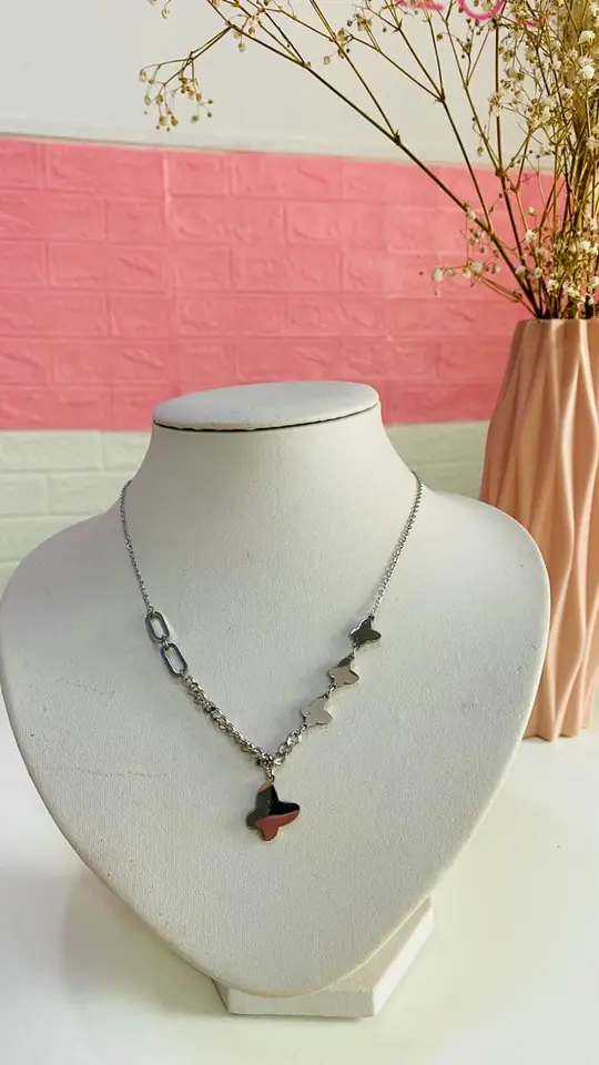 Cadena con dijes mariposa