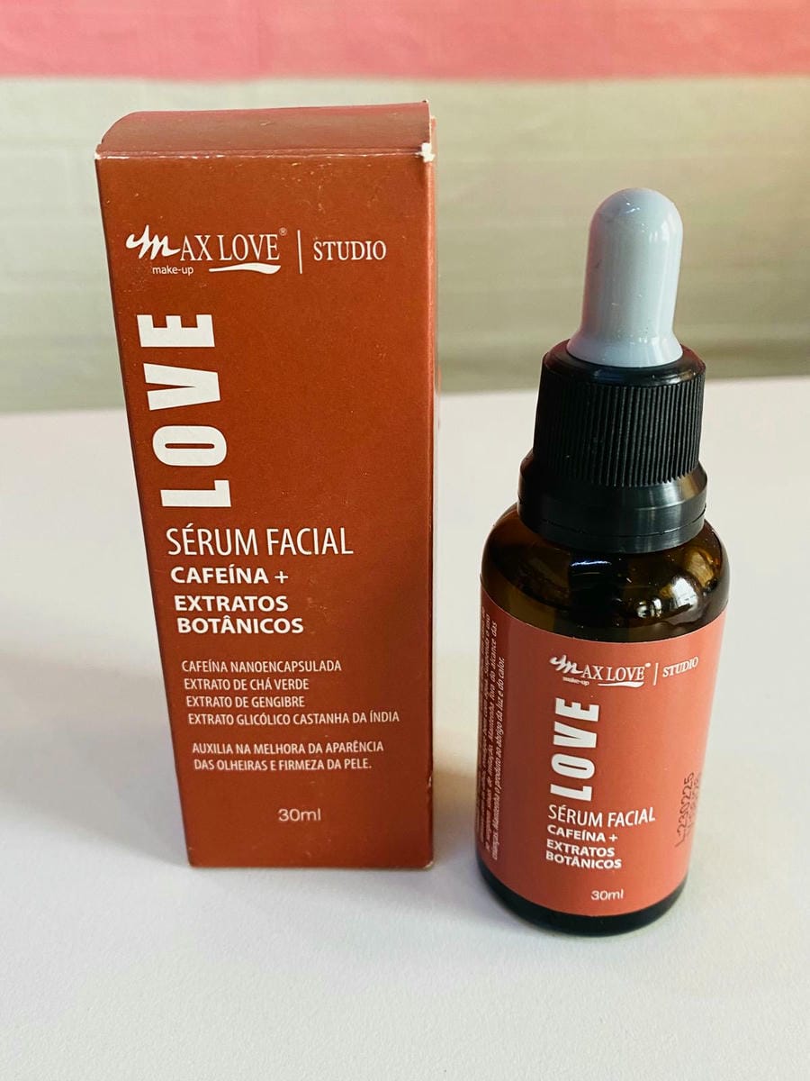 Serum facial con cafeína y extractos botanicos