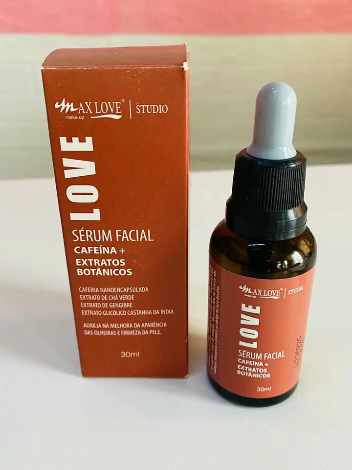 Serum facial con cafeína y extractos botanicos