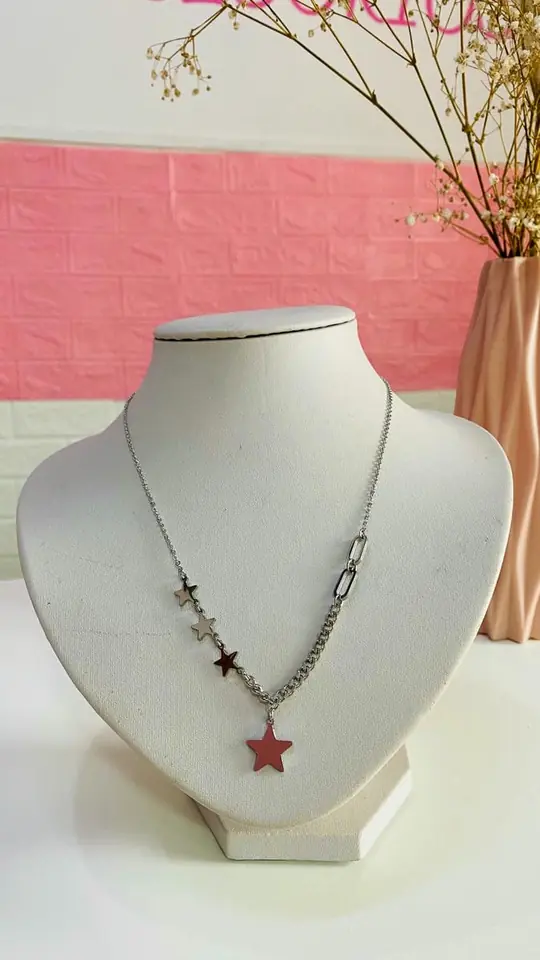 Colgante con dije estrellas