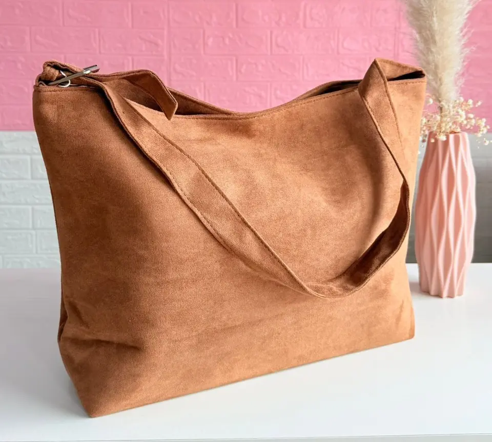 Cartera marrón en gamuza