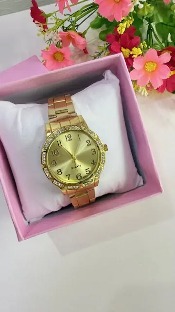 Reloj dorado con strass
