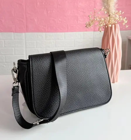 Bandolera con broche en cuerina