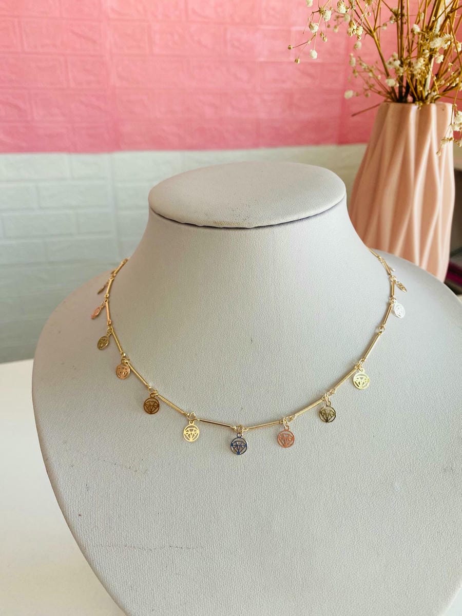 Chocker dorado con dijes