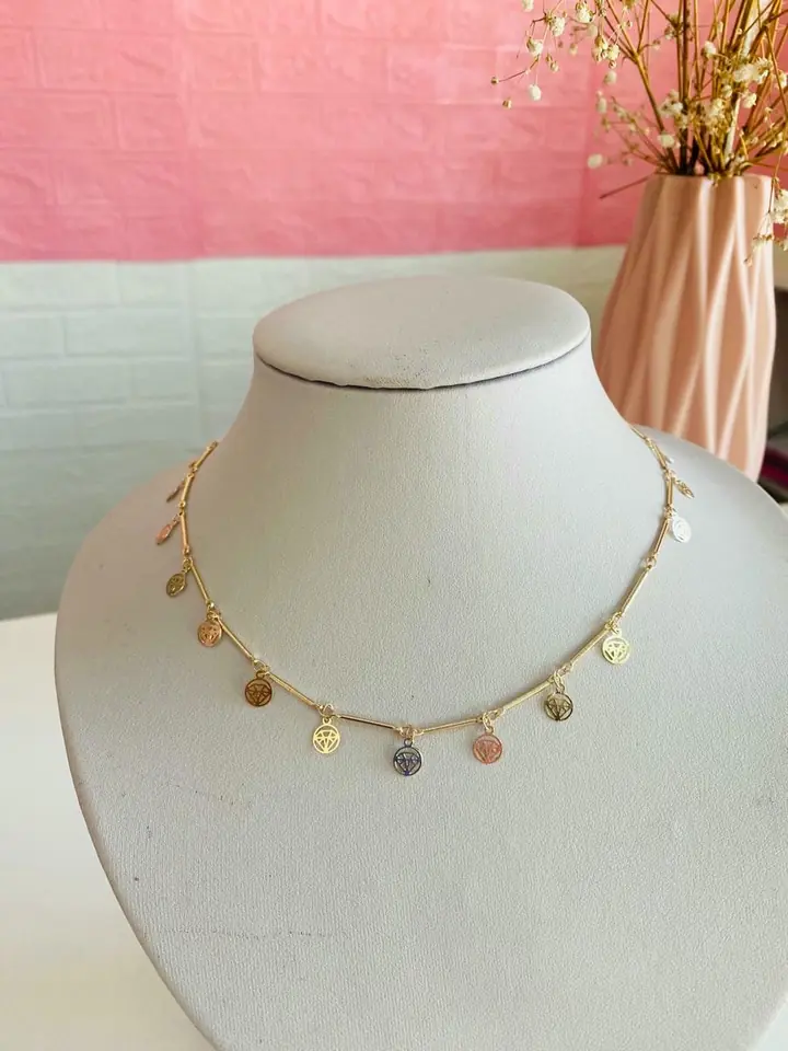 Chocker dorado con dijes