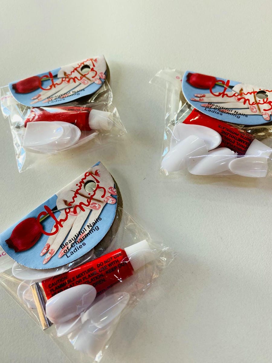 Set de uñas con pegamento