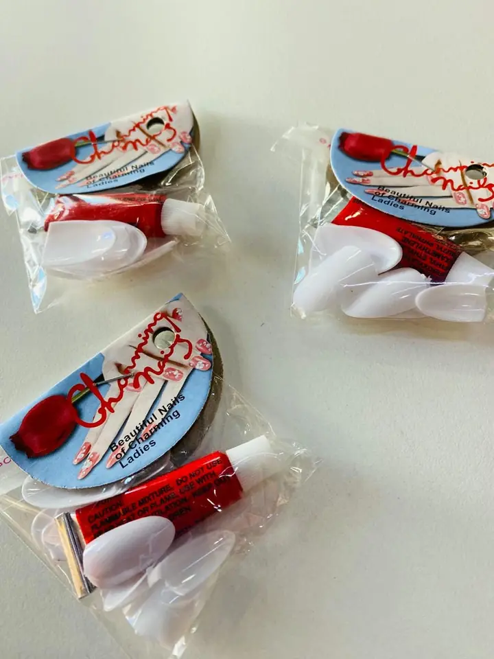Set de uñas con pegamento