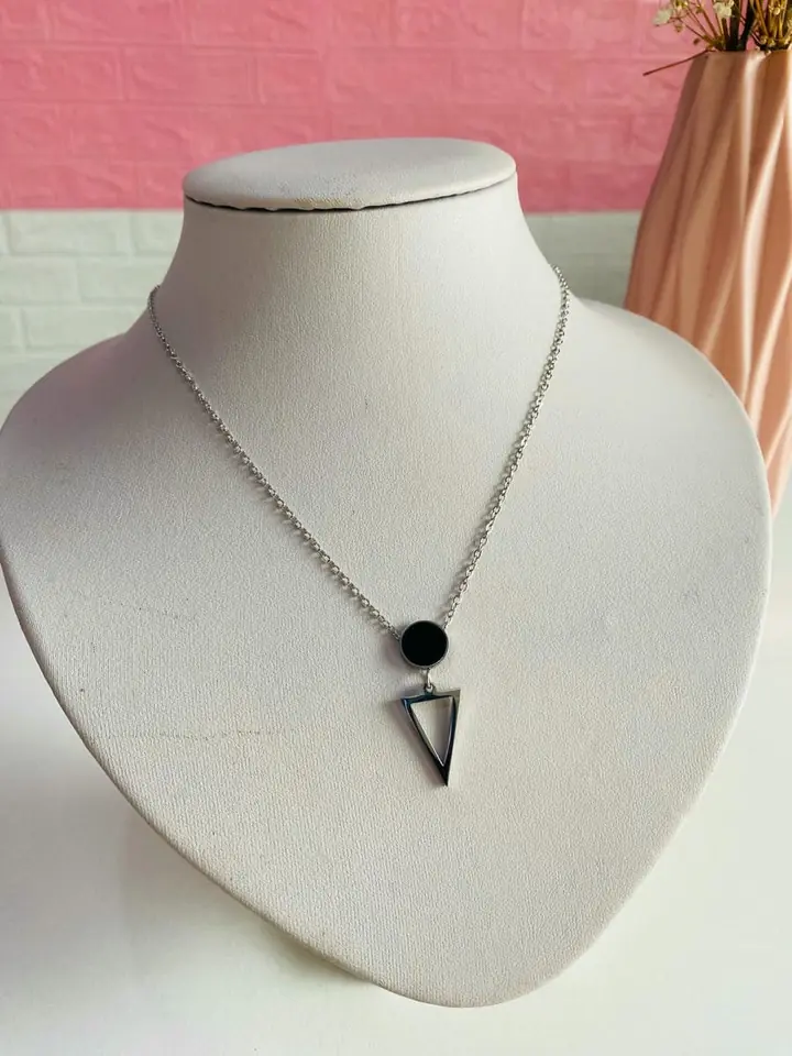 Cadenita con dije triangular y circular esmaltado en negro