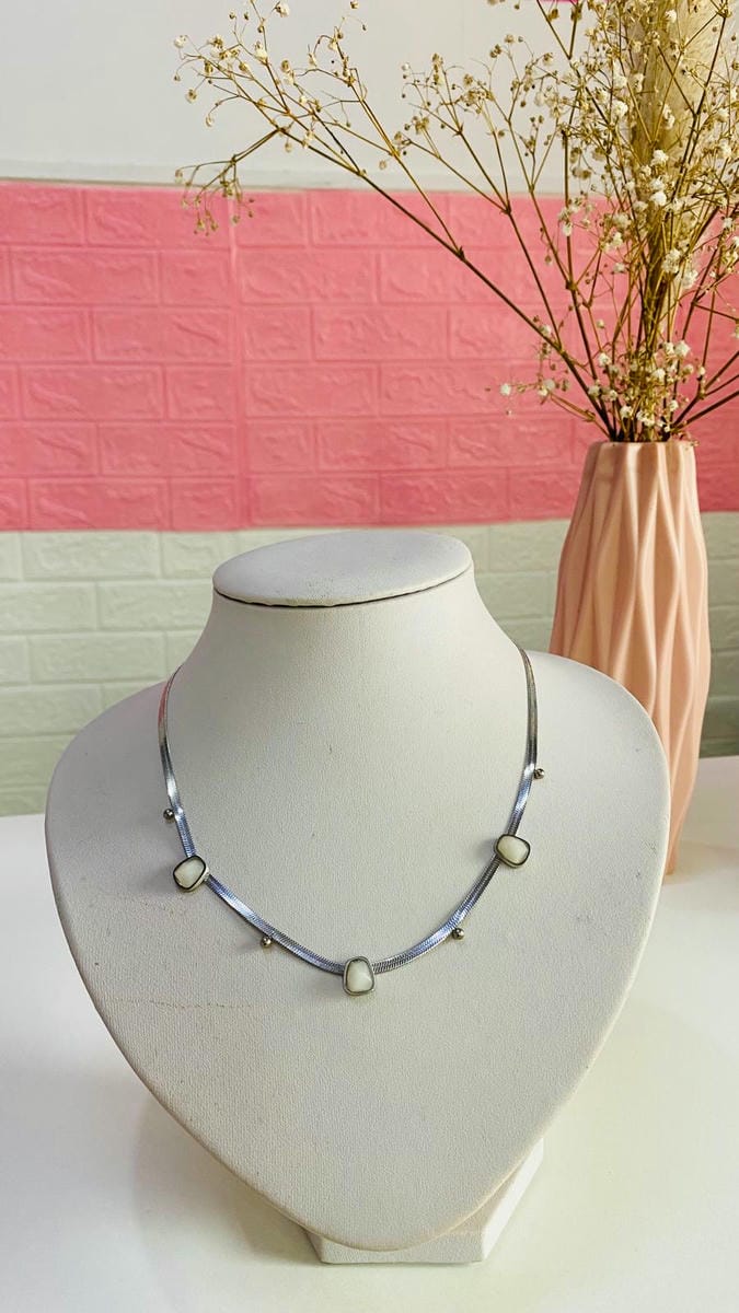 Cadena tipo chocker con detalles en blanco