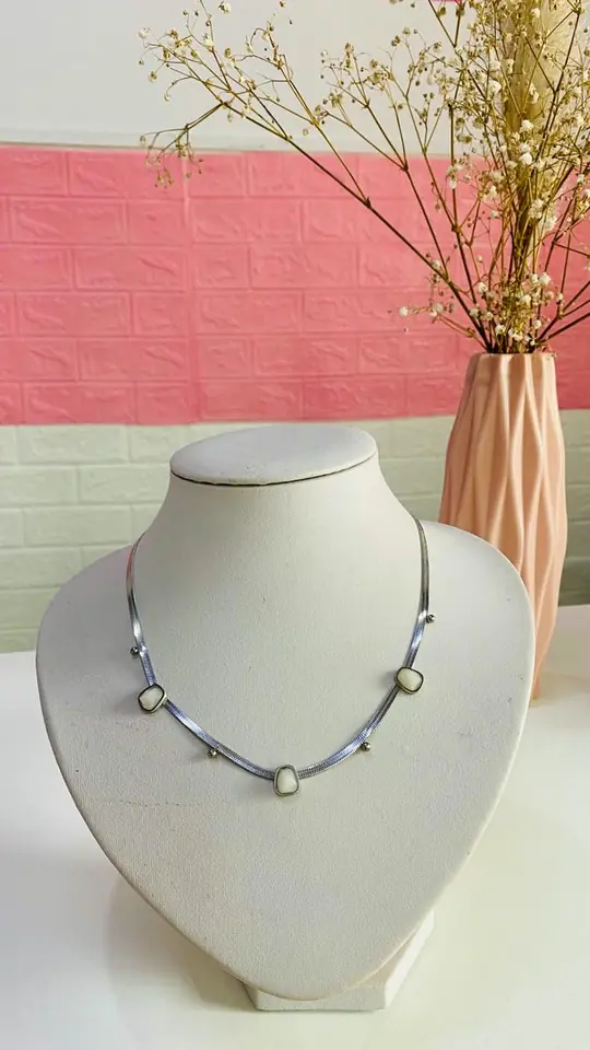Cadena tipo chocker con detalles en blanco