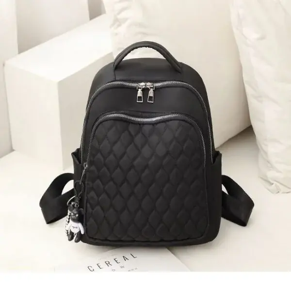 Mochila Oxford Bordado Rombo y Cierre con Muñeco – M2068