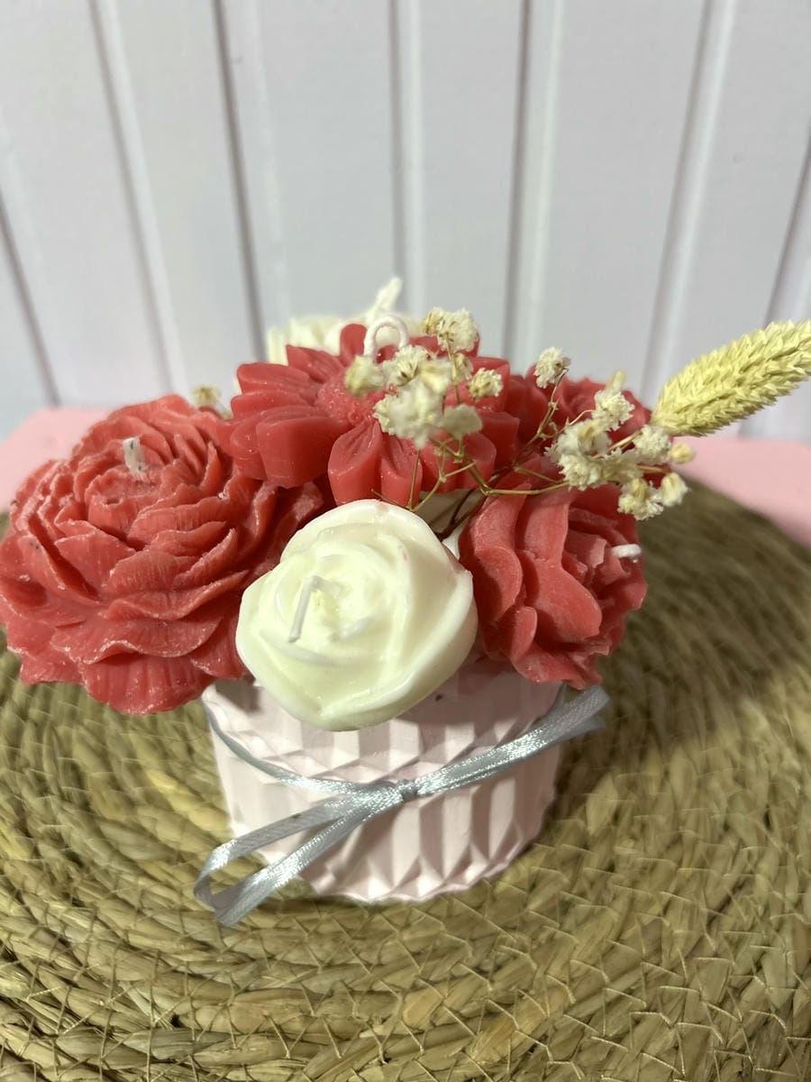 Florero en recipiente de yeso