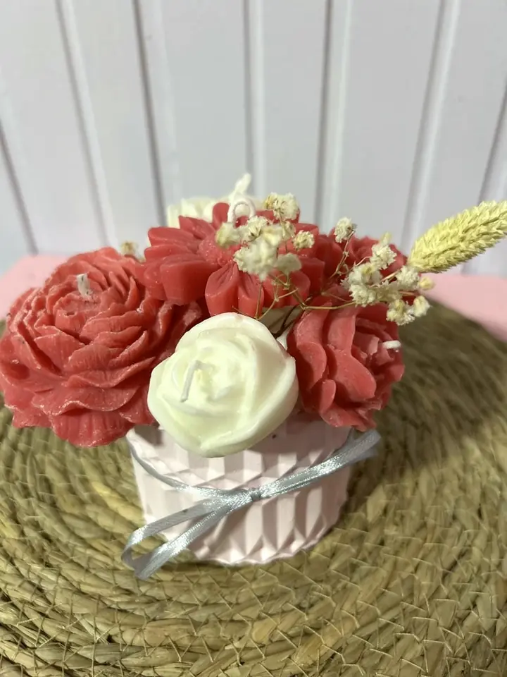 Florero en recipiente de yeso