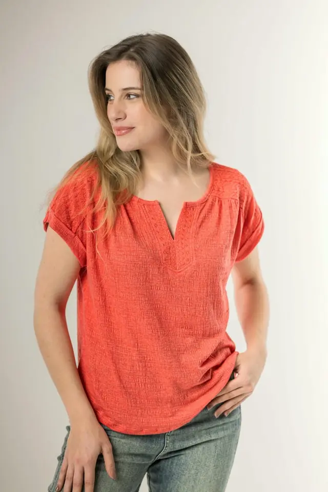 BLUSA CON DISEÑO Y BORDADO 8007