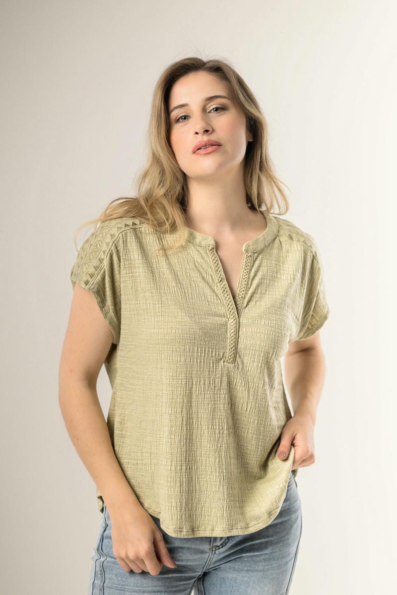 BLUSA C/ DISEÑO EN ESCOTE 8001
