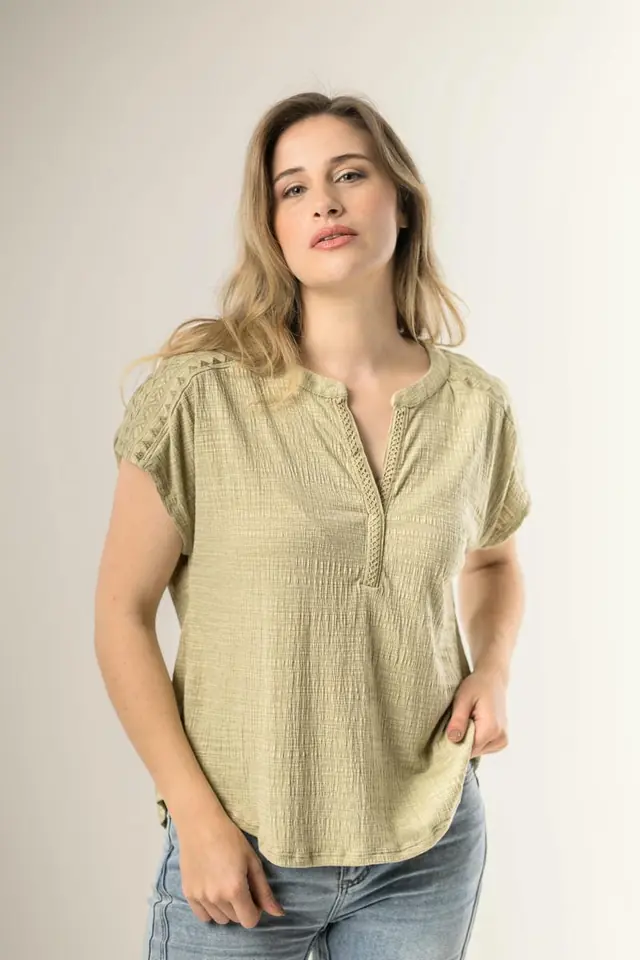 BLUSA C/ DISEÑO EN ESCOTE 8001