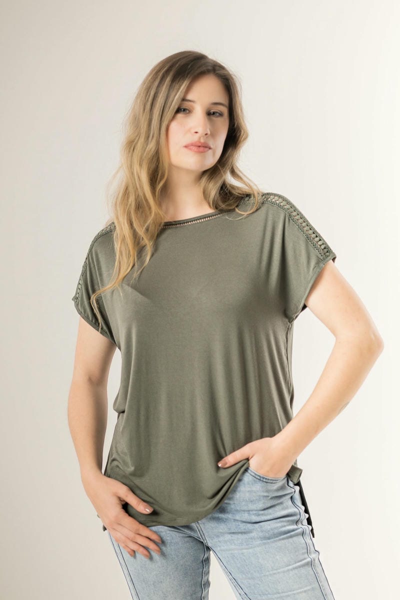 BLUSA CON DISEÑO EN HOMBROS 8010