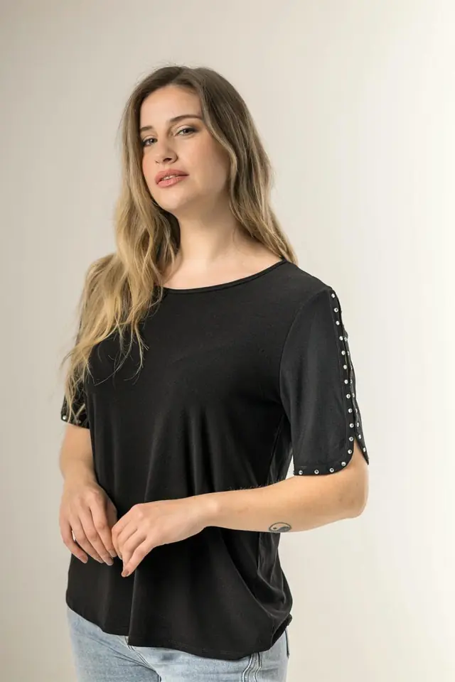 BLUSA C/ DISEÑO CON APLIQUES EN MANGA 8024