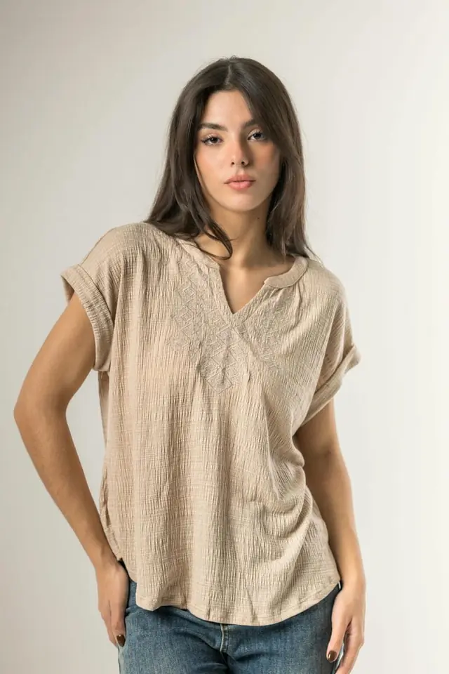 BLUSA C/ DISEÑO EN ESCOTE 8005