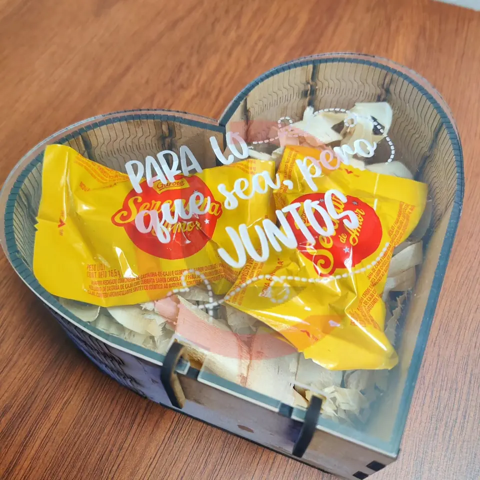 Caja forma de corazón con tapa en acrílico