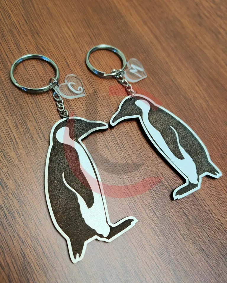 Llaveros dobles de pingüino + aplique en acrílico con inicial