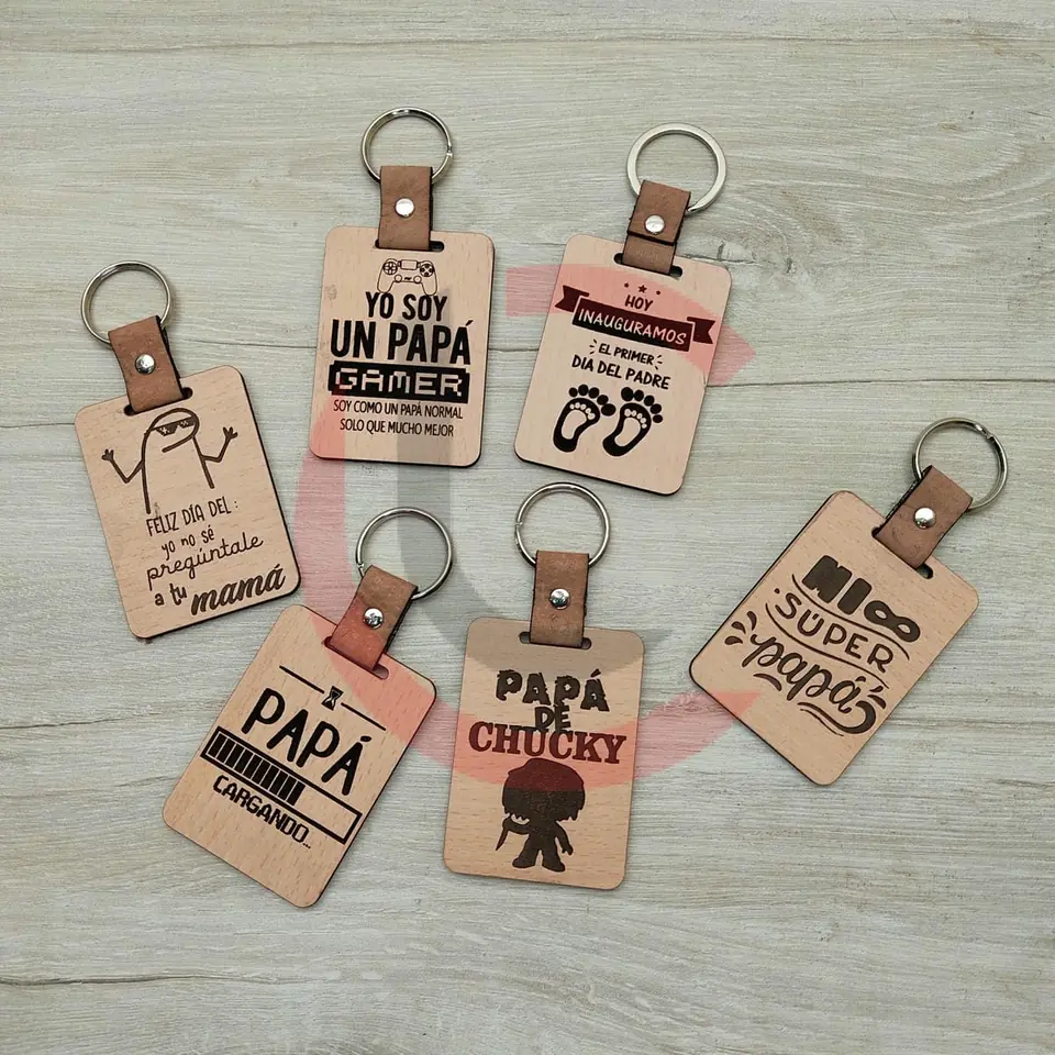 Llavero en MDF con detalle en cuero