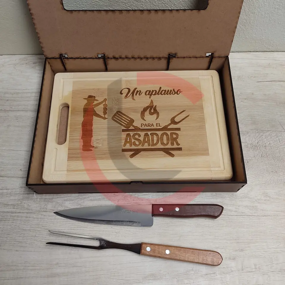 Kit tabla bambú con caja y cubiertos parrilleros
