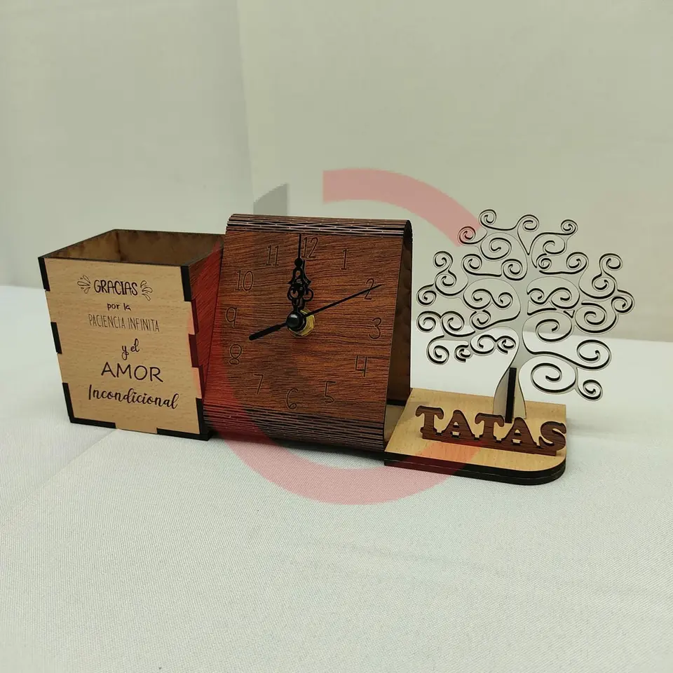 Reloj de escritorio con portalápices