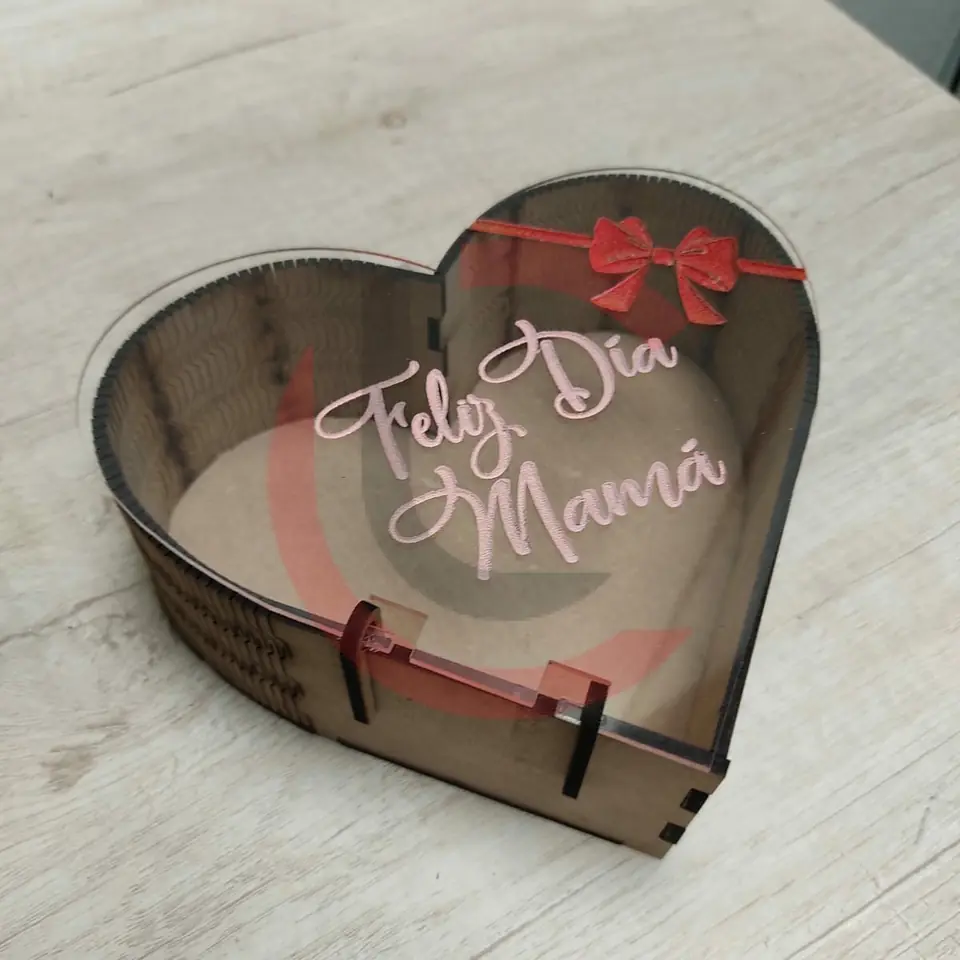Caja corazón con tapa de acrílico