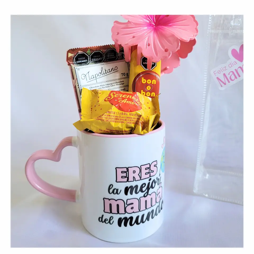 TAZA CON ASA DE CORAZÓN + BOMBONES