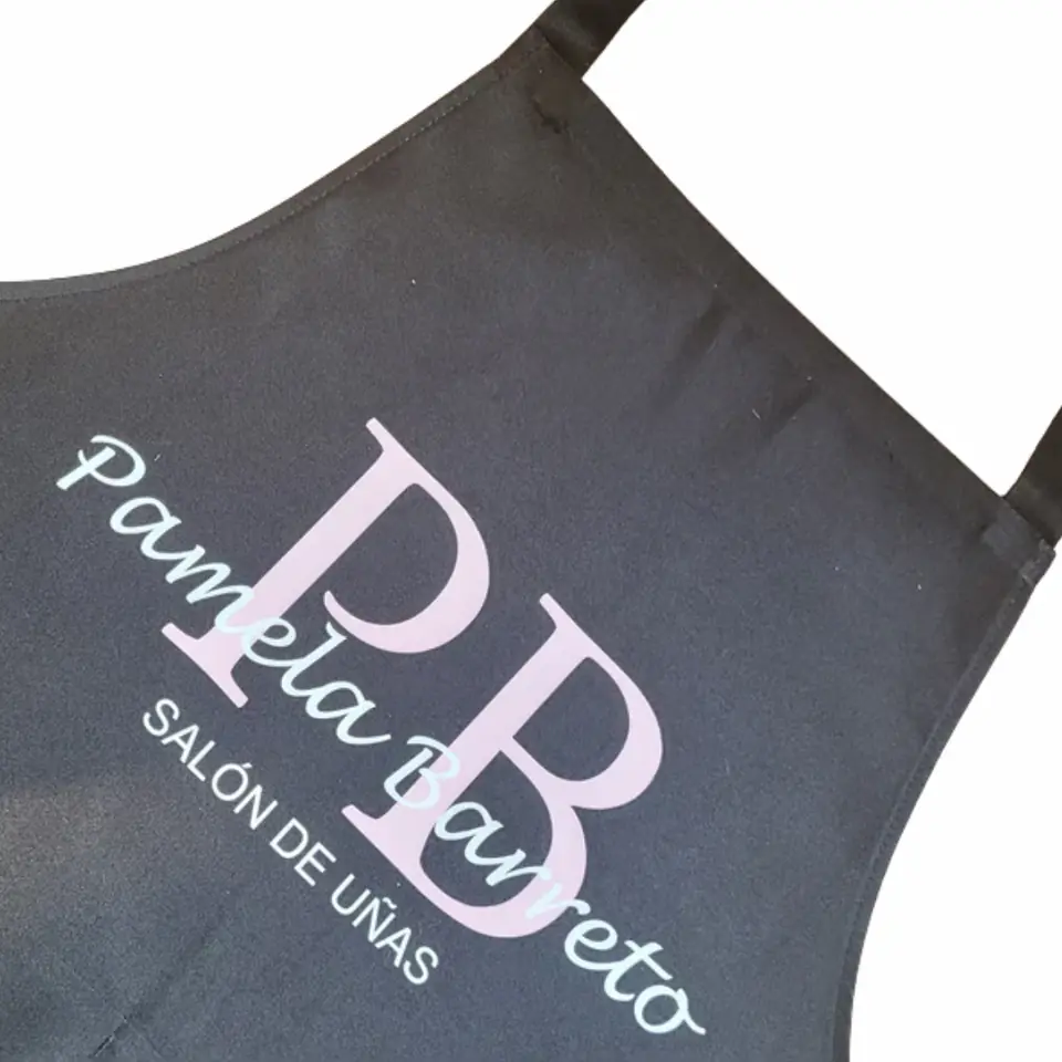 DELANTAL NEGRO PERSONALIZADO CON VINILO TEXTIL