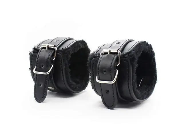 ESPOSAS CUERO NEGRO CON PELUCHE