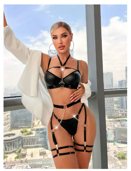 CONJUNTO AGATHA NEGRO CON ARNES Y CADENA