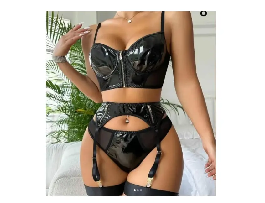 CONJUNTO SENSUAL CON TOP SIMIL CUERO, TANGA Y PORTALIGAS