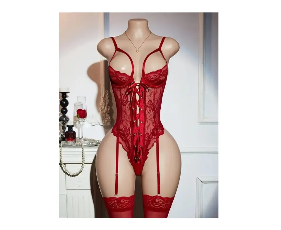 BODY ENCAJE ROJO CON CINTAS AJUSTABLE E INCLUYE MEDIAS CON LIGAS