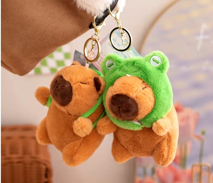 Llavero Capibara Con Mochila Rana o Gorra Rana 12cm