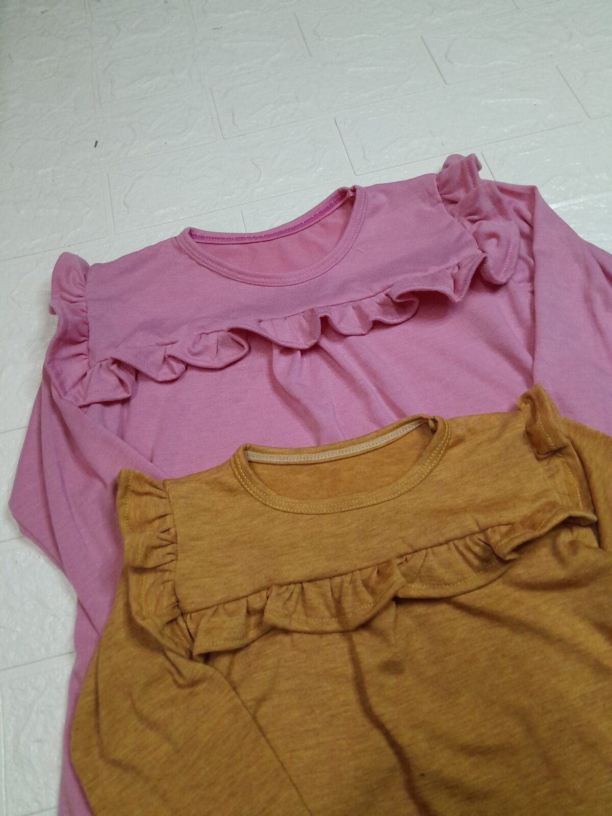 Remera modal lisa con volados