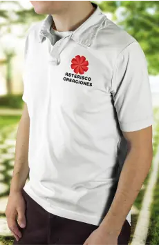 Remera blanca estilo polo