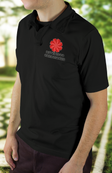 Remera negra estilo polo