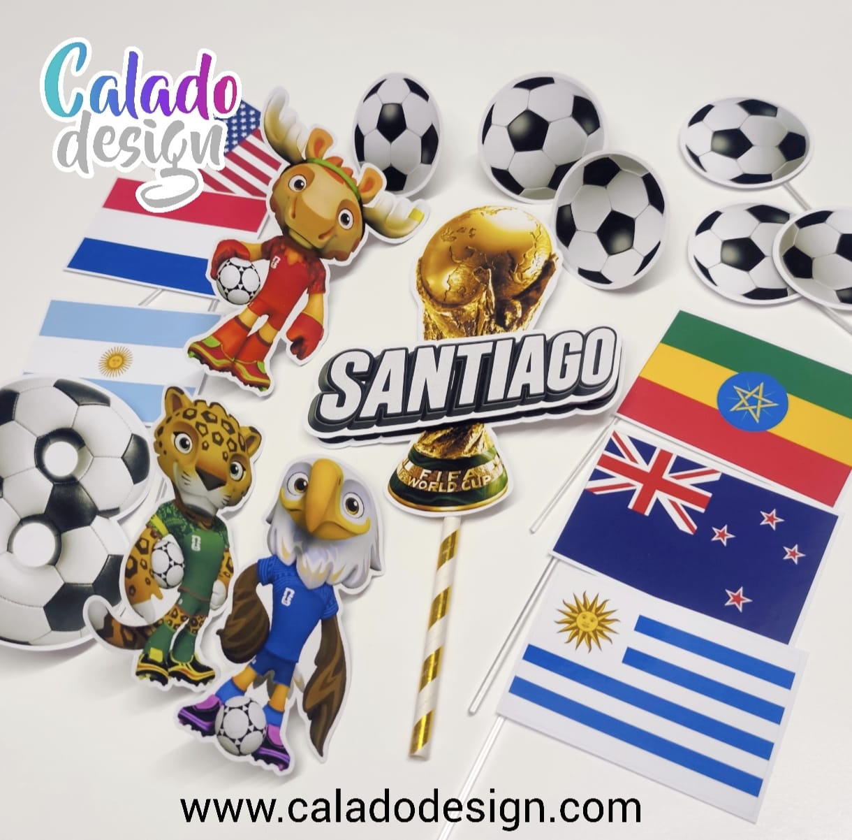 Caketopper con copa, mascotas banderas y pelotas