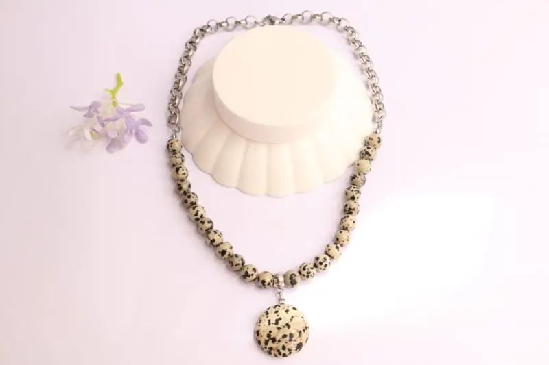 COLLAR EN PIEDRA JASPE DALMATA